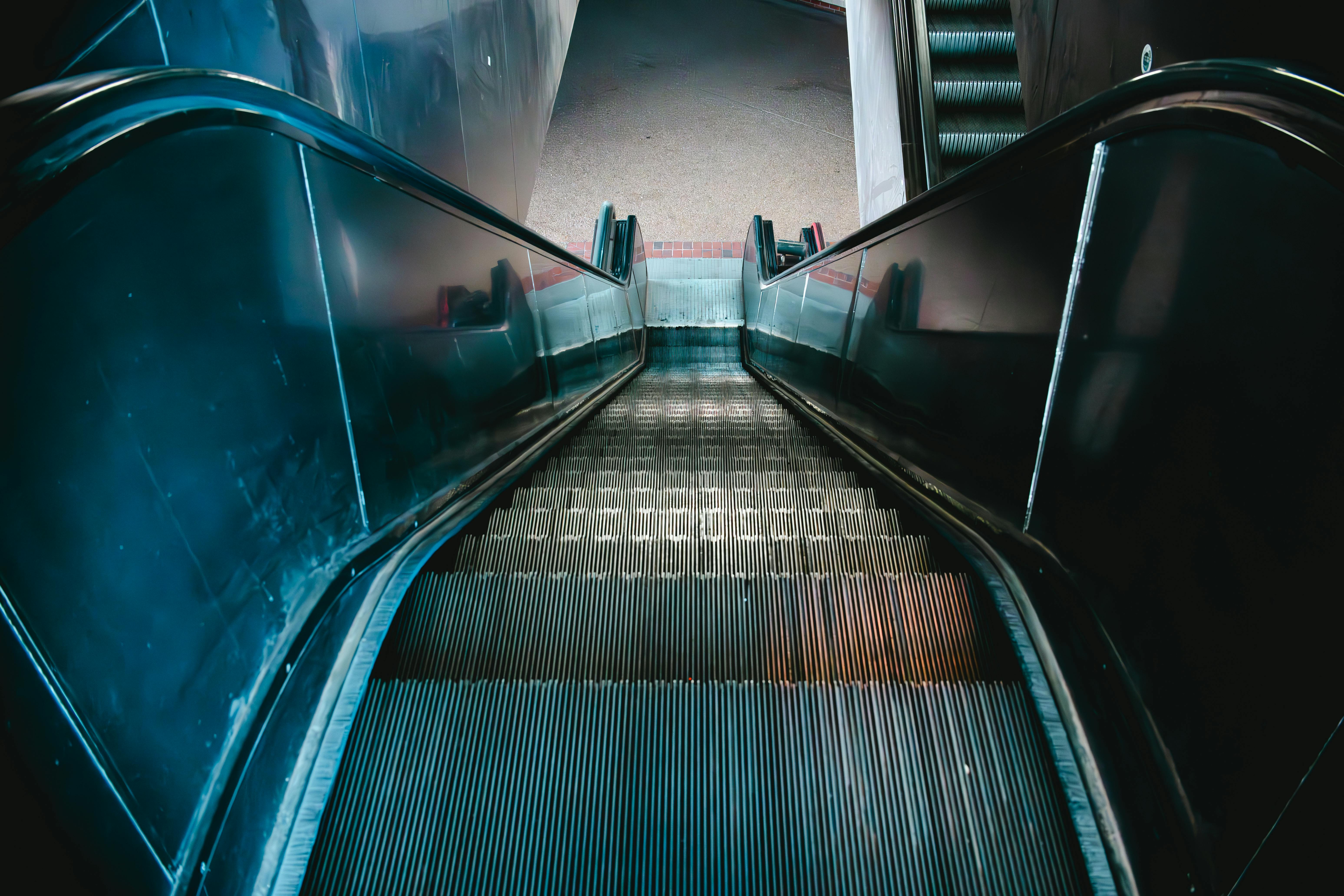 Omlaag Downstairs, Roltrap Escalator (Pexels, Brixiv).jpg